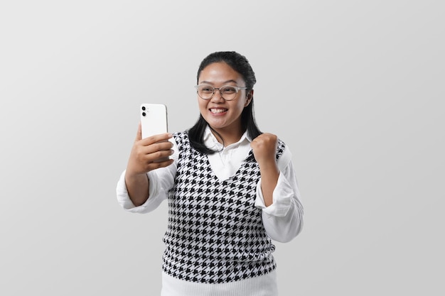 Jovem asiática com aparência atraente fazendo selfie e videochamada com gesto alegre