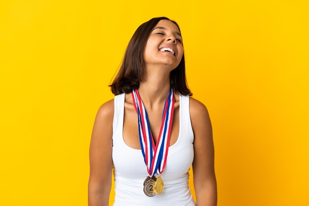 Jovem asiática com medalhas brancas rindo