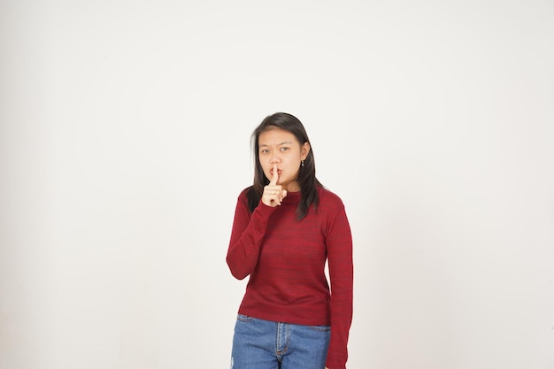Foto jovem asiática de camisa vermelha silenciosa. não seja barulho isolado em fundo branco.