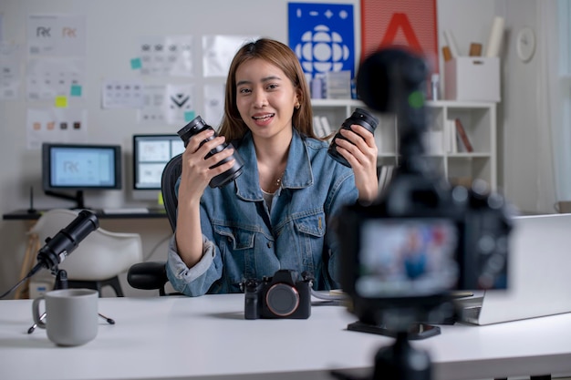 Jovem asiática, designer, fotógrafa, blogueira, influenciadora, filmando, ensinando, tutorial de câmera