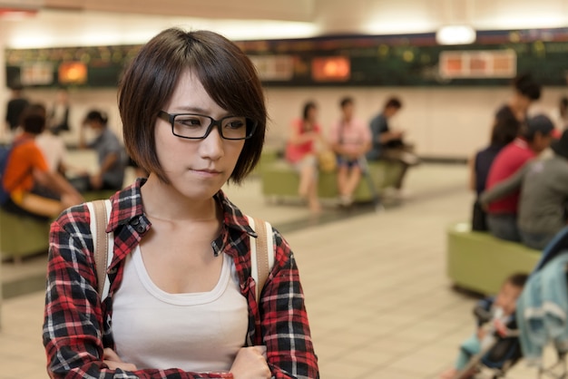 Jovem asiática espera por alguém no shopping em taipei, taiwan.