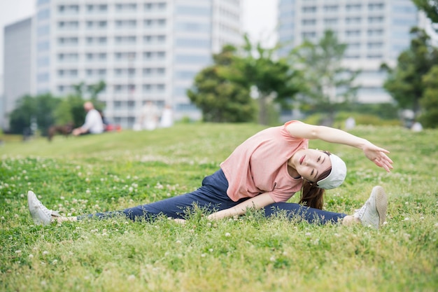 Jovem asiática exercitando no parque