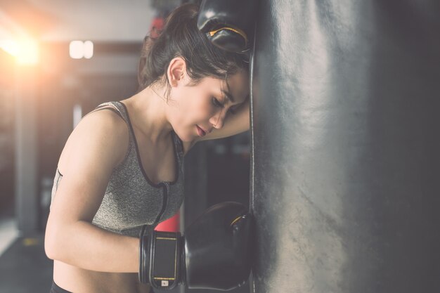 Jovem asiática fazendo exercício