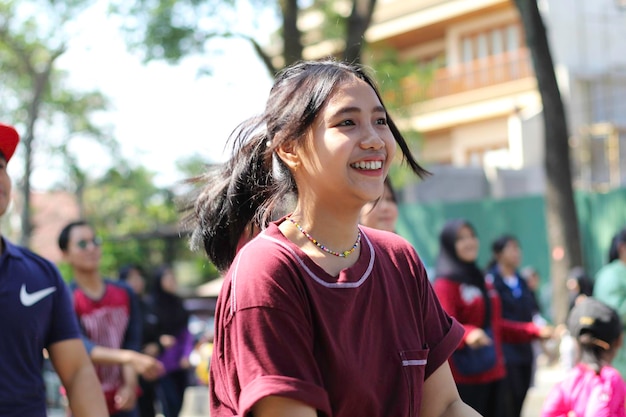 jovem asiática feliz dançando em um festival de verão mulher asiática alegre se divertindo em um festival de música