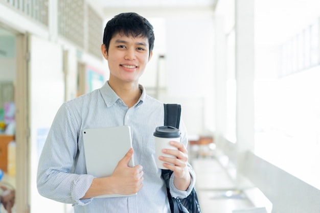 Jovem asiática na universidade para educação