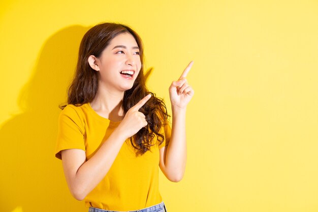 Jovem asiática posando em amarelo