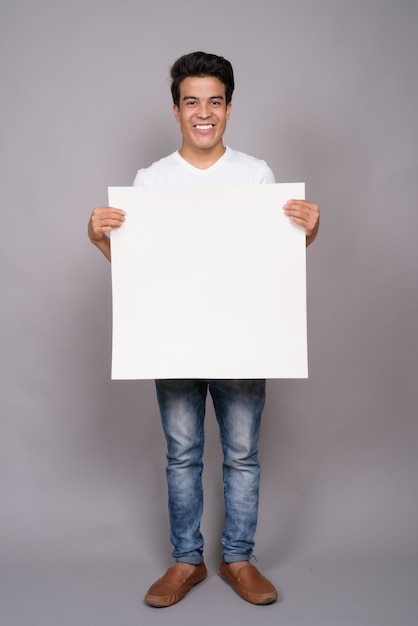 jovem asiática vestindo camisa branca