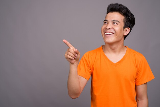 jovem asiática vestindo camisa laranja