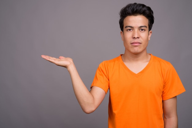 jovem asiática vestindo camisa laranja