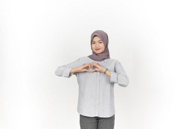 Foto jovem asiática vestindo hijab mostrando o sinal do coração do amor isolado em fundo branco