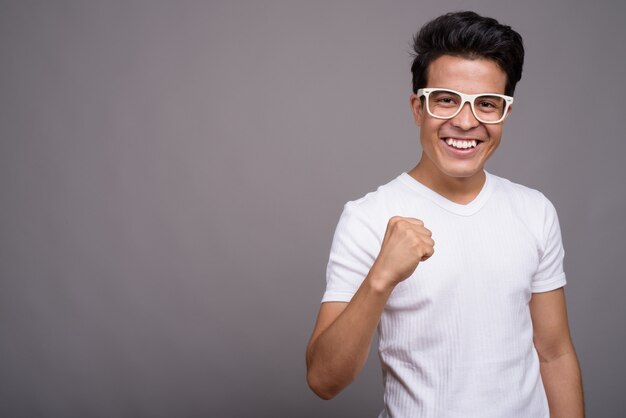 jovem asiática vestindo óculos e camisa branca