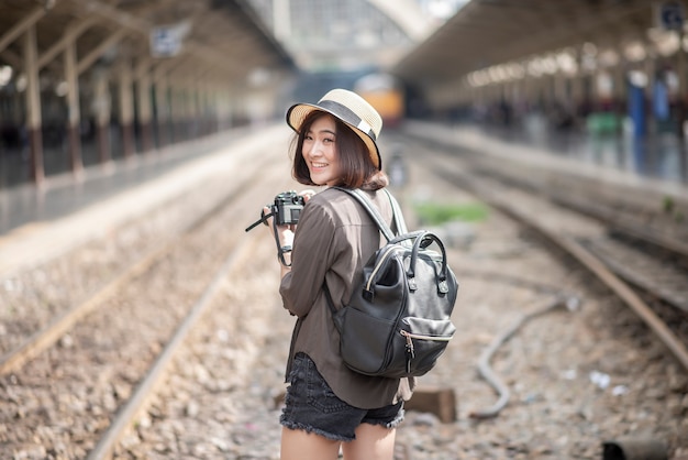 Jovem asiática viajar mulher está desfrutando com belo lugar em Bangkok