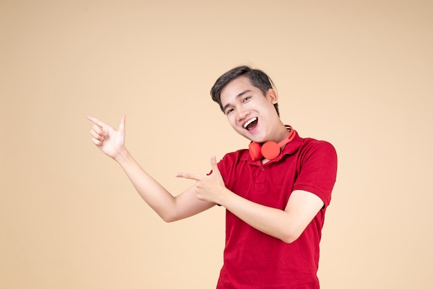 Jovem asiático bonito e alegre estudante com gesto de mão