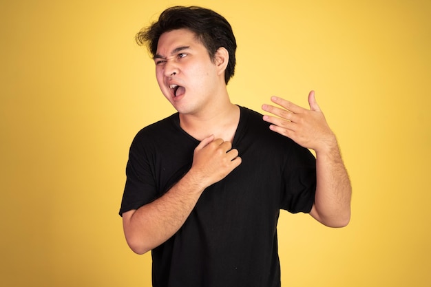 Jovem asiático com camiseta sentindo o clima quente