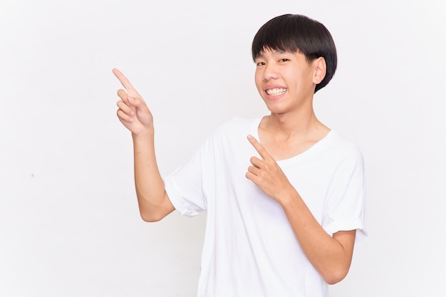 Jovem asiático com uma camiseta branca