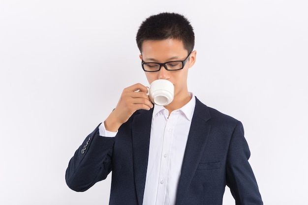 Jovem asiático homem segurando uma xícara de café na mão