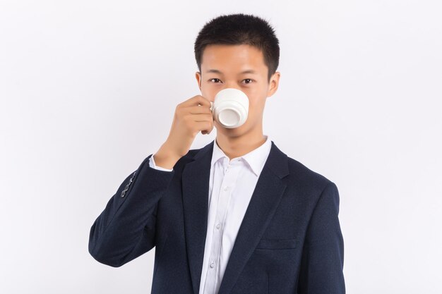 Jovem asiático homem segurando uma xícara de café na mão