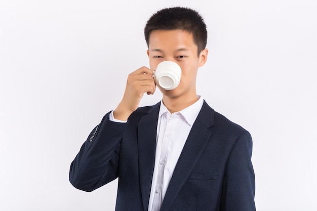 Jovem asiático homem segurando uma xícara de café na mão