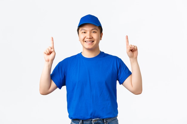 Jovem asiático posando no estúdio