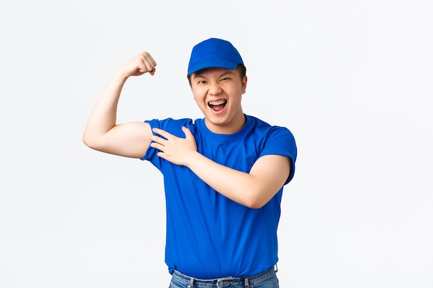 Jovem asiático posando no estúdio