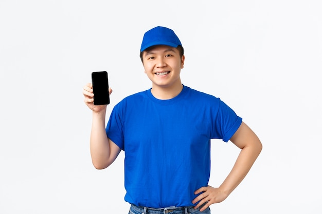 Jovem asiático posando no estúdio