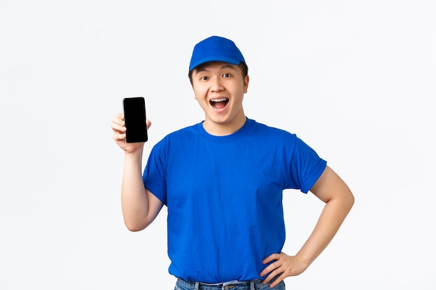 Jovem asiático posando no estúdio