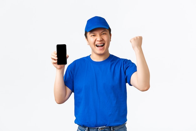 Jovem asiático posando no estúdio