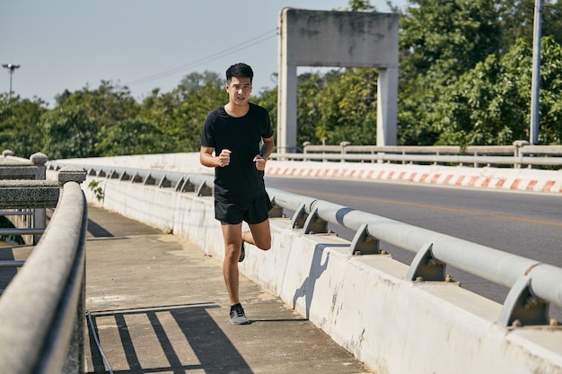 Jovem asiático se exercitando na cidade