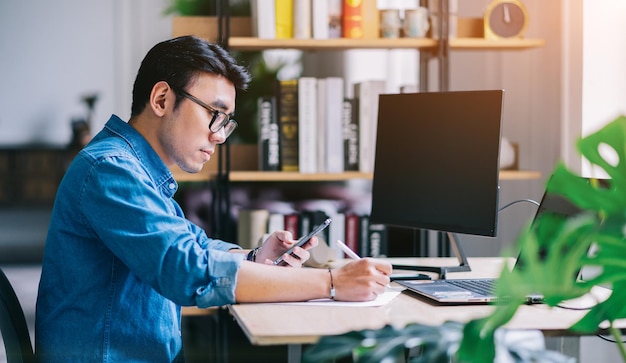 Jovem asiático trabalhando no escritório