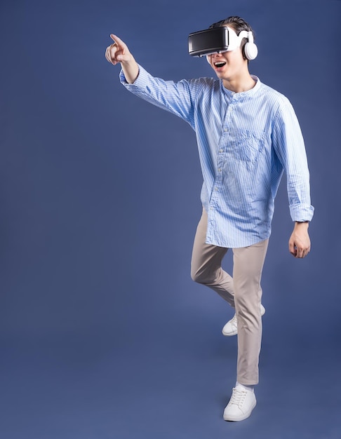 Jovem asiático usando óculos VR em backgroud