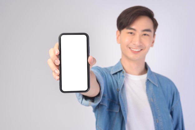 Jovem asiático usando smartphone sobre o conceito de tecnologia de fundo branco x9x9