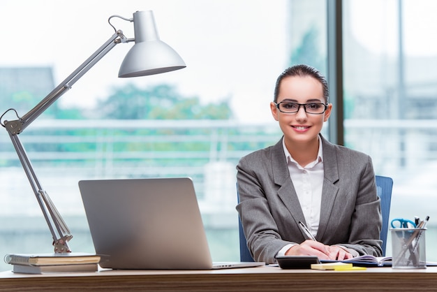 Jovem assistente trabalhando no escritório