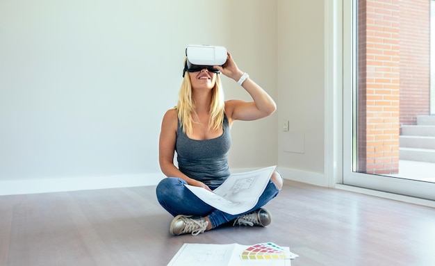 Foto jovem assistindo a decoração de sua casa com óculos de realidade virtual