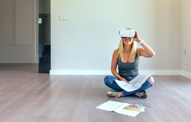 Jovem assistindo a decoração de sua casa com óculos de realidade virtual