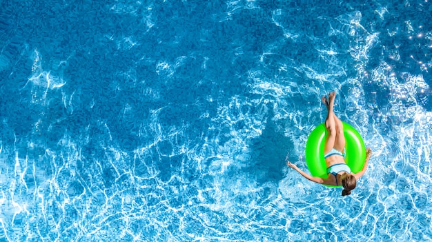 Foto jovem ativa na piscina aérea vista superior de cima,