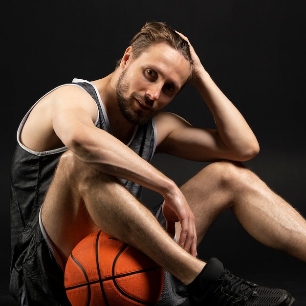 Foto jovem atleta atlético de basquete