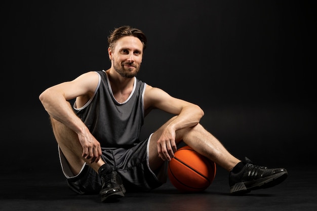 Foto jovem atleta atlético de basquete