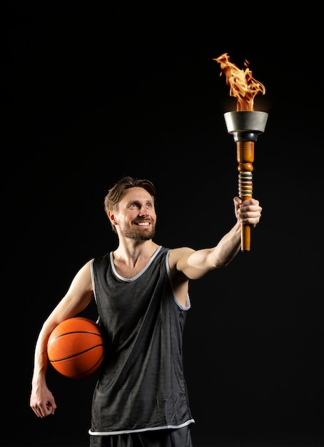 Foto jovem atleta atlético de basquete