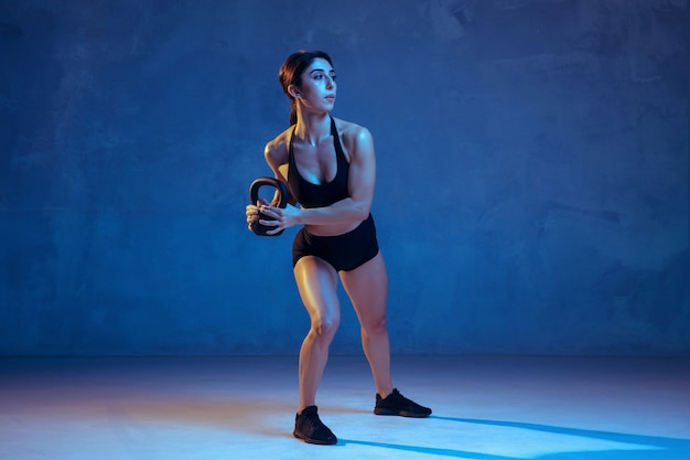 Jovem atleta caucasiana praticando no azul