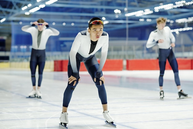 Jovem atleta do sexo masculino em uniforme esportivo esperando o sinal para começar