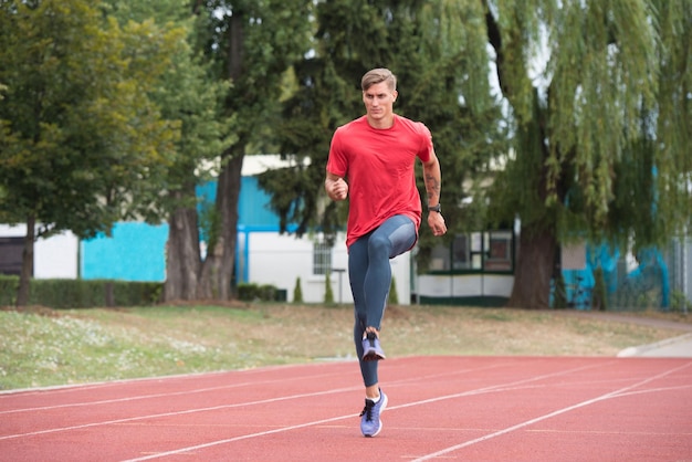 Jovem atleta masculino correndo na pista