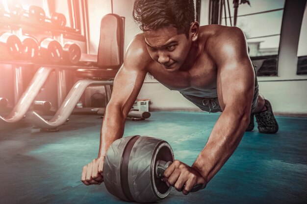 Jovem atleta musculoso fazendo flexões