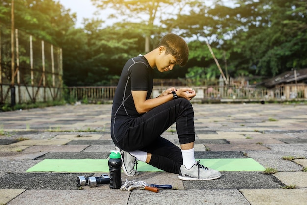 Jovem atleta se preparando para malhar rotina de prática de exercícios ao ar livre