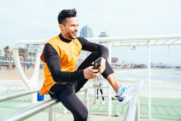 Jovem atleta treinando de manhã na praia na academia