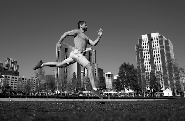 Jovem atlético a correr na cidade de San Diego.