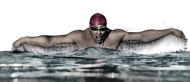 Foto jovem atlético nadando na piscina contra fundo branco design de banner