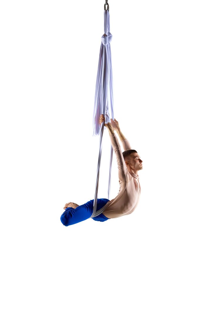 Foto jovem atlético profissional acrobata treinando com tecidos aéreos contra