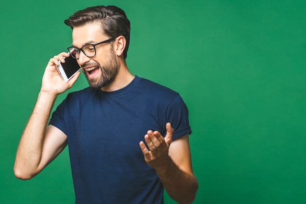 Foto jovem atraente com smartphone na cor de fundo