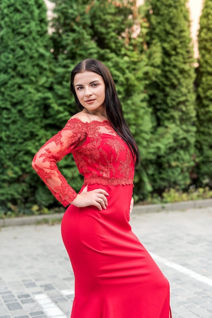 Jovem atraente com vestido de verão posando ao ar livre