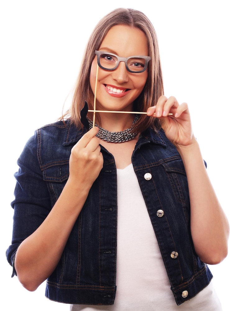 Foto jovem atraente e brincalhona pronta para a festa